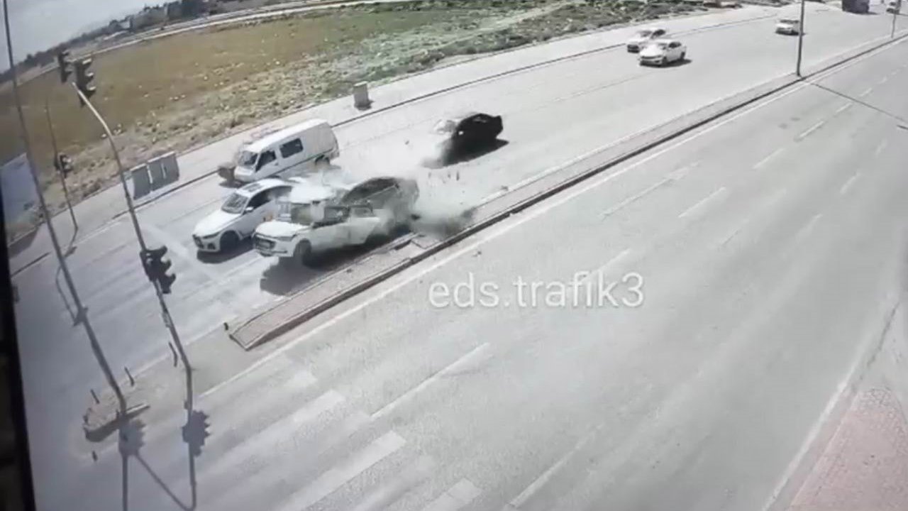 Kırmızı Işıkta Duran Otomobile Arkadan Son Sürat Çarptı