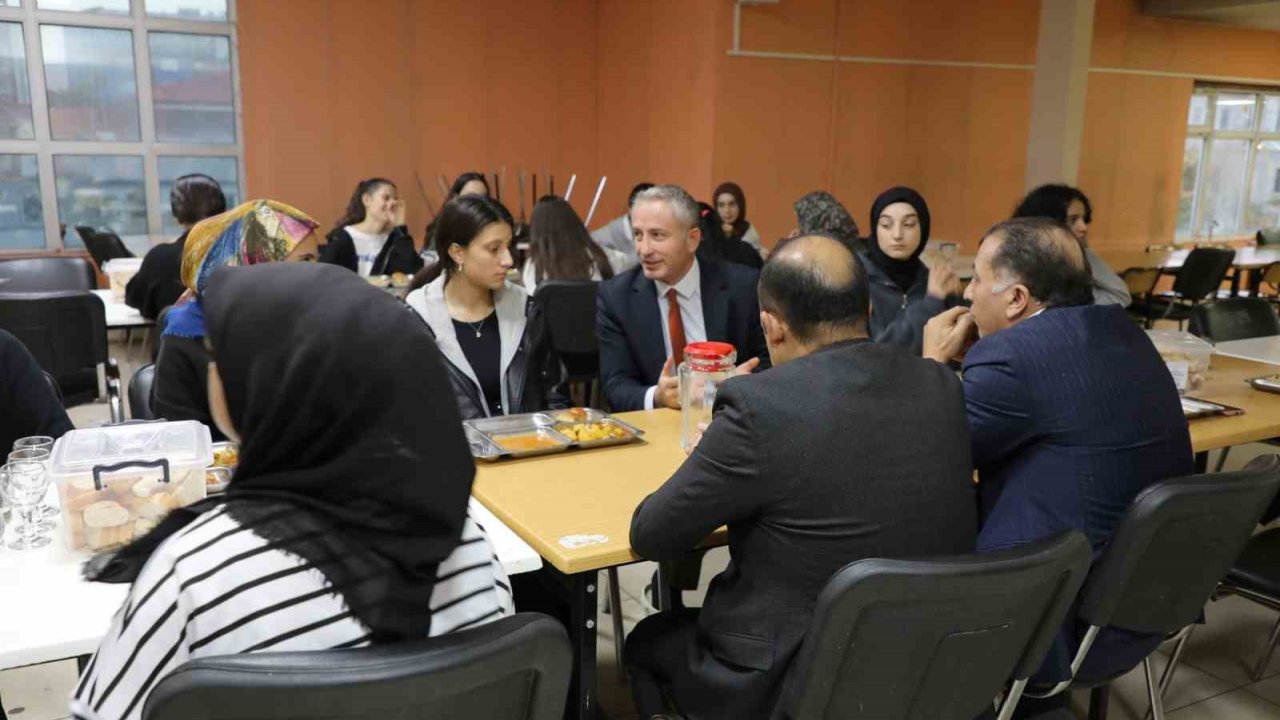 Ağrı Milli Eğitim Müdürü Kökrek, Öğrencilerle Bir Araya Geldi