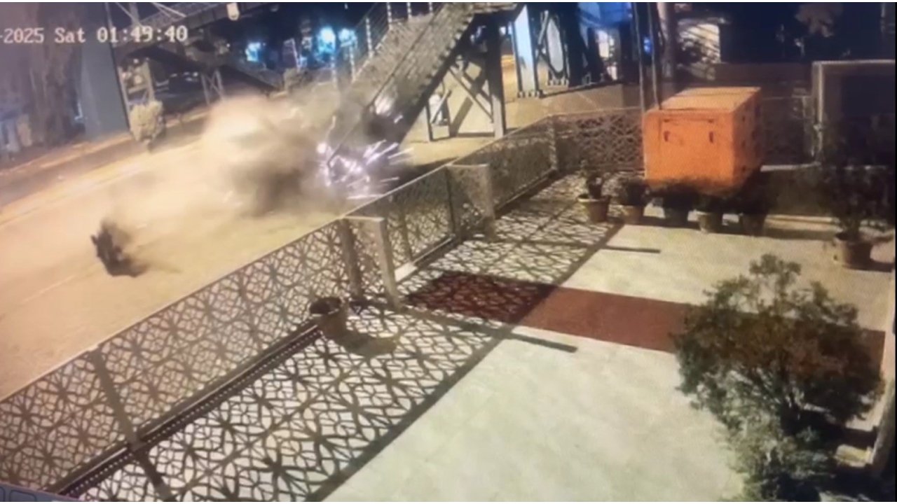 Şanlıurfa’da Otomobil Üst Geçide Çarptı: 1 Ölü