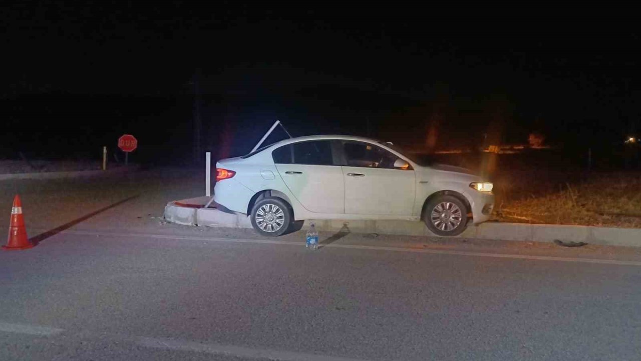 Çorum’da Otomobil Refüje Çarptı: Araçtakiler Hafif Sıyrıklarla Kurtuldu