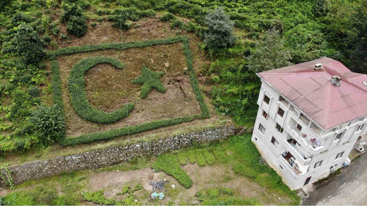 Türk Bayrağını Çay Bitkisiyle İnce İnce Bahçesine İşledi