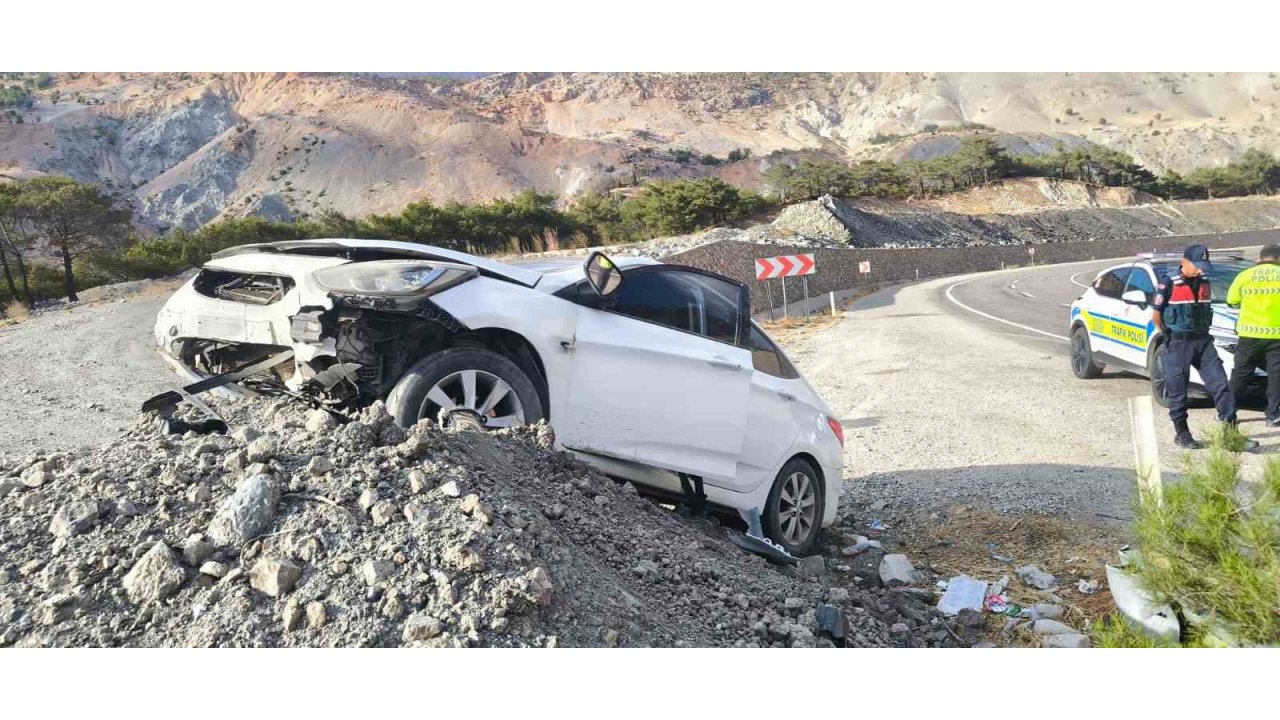 Malatya’da Kontrolden Çıkan Araç Toprak Yığınına Çarptı: 1 Yaralı