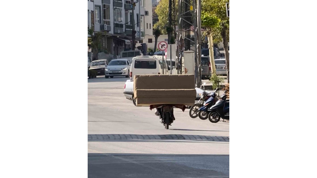 Erbaa’da Motosikletle Koltuk Taşıdı