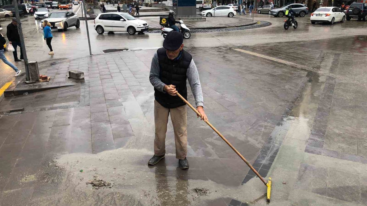 Hatboyu Caddesi’ni Görevliler Değil 63 Yaşındaki Vatandaş Temizledi