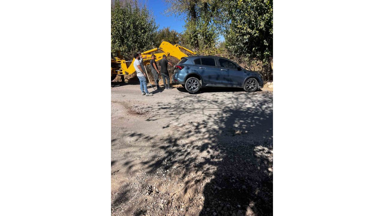 Kurtalan’da Çukura Düşen Araç Kepçe Yardımıyla Çıkartıldı