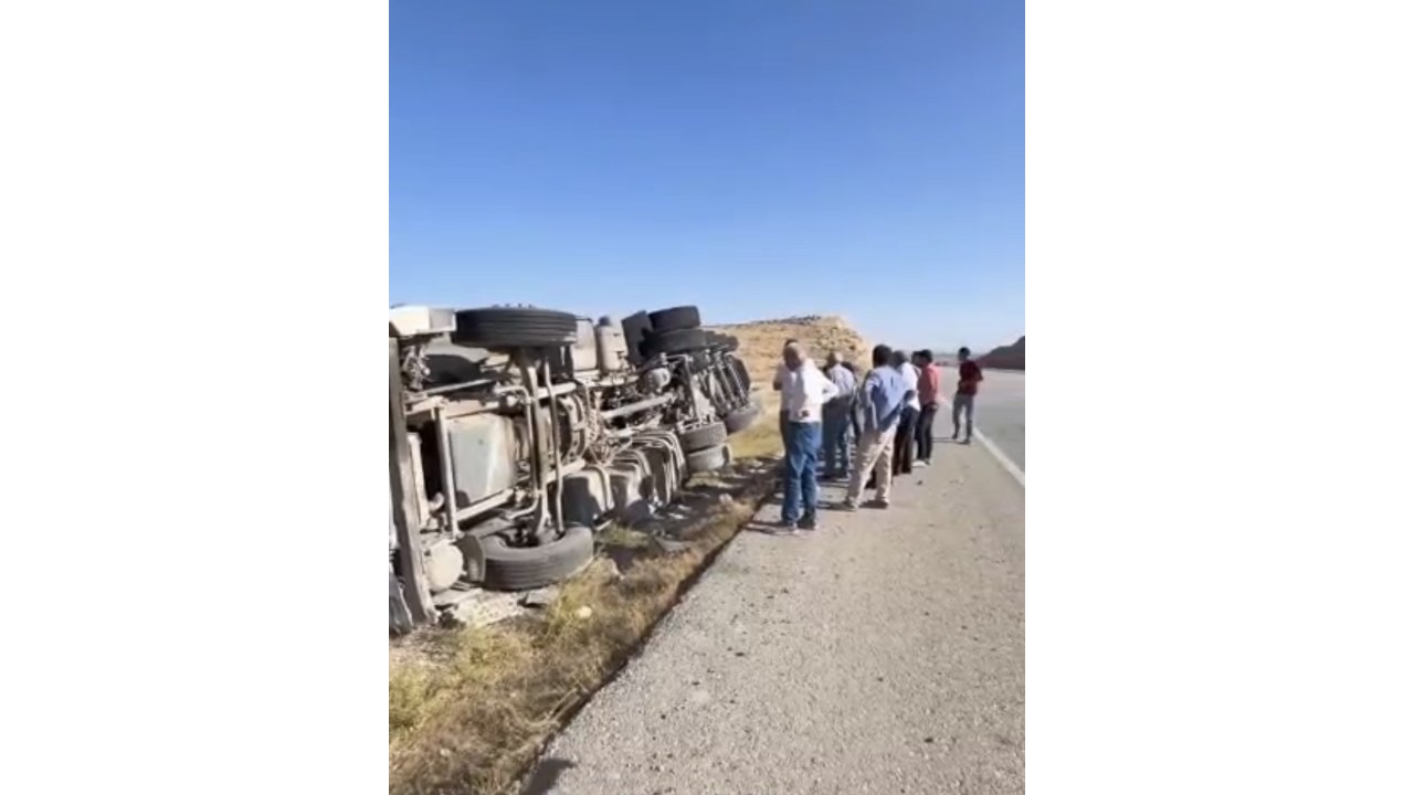 Devrilen Kamyonun Sürücüsü Hafif Yaralandı