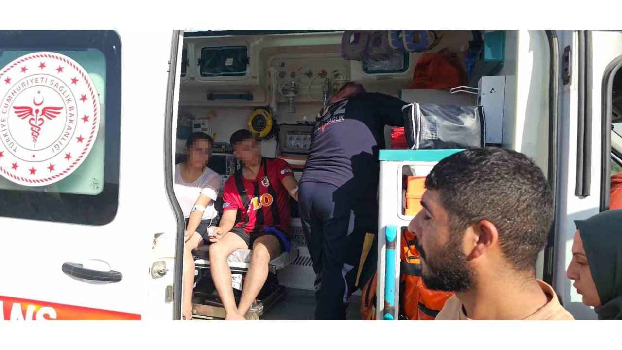 Suda Çırpınan 2 Genci Çevredekiler Son Anda Kurtardı