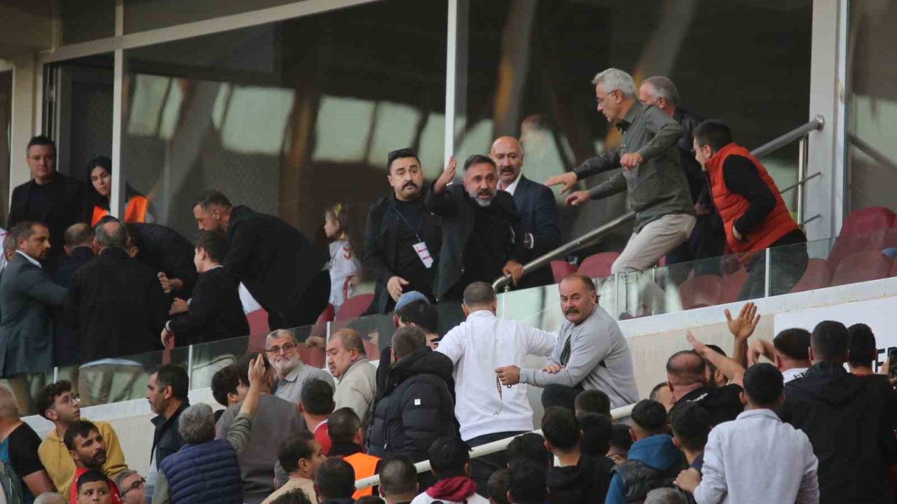 Sivasspor Başkanı Gökhan Karagöl Taraftarla Tartıştı