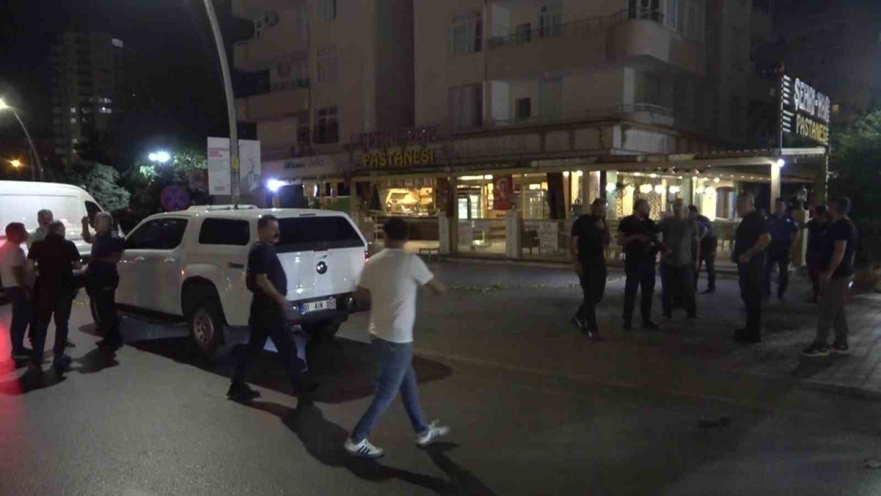 Adana’da Pastaneye Pimi Çekilmemiş El Bombası Atıldı