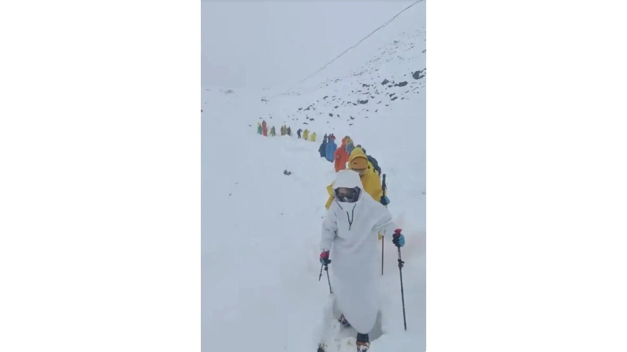 Everest’teki Kar Fırtınası Nedeniyle Bin Kişi Dağda Mahsur Kaldı