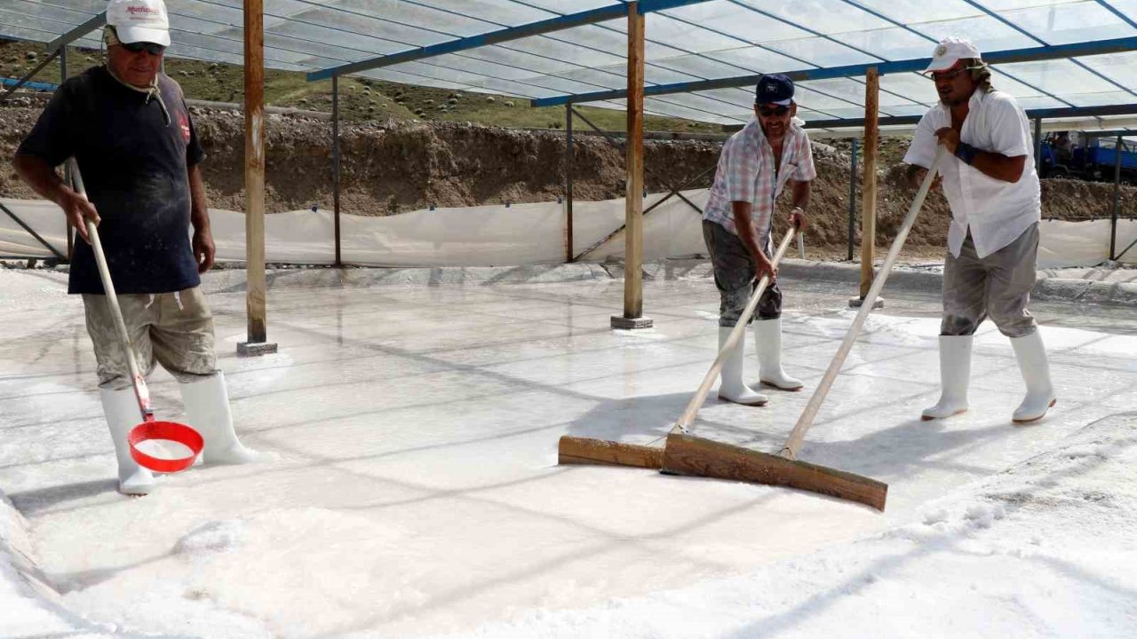 Evliya Çelebi’nin Övgüyle Bahsettiği Alanda 3 Bin Yıldır Su Ekip Tuz Üretiyorlar