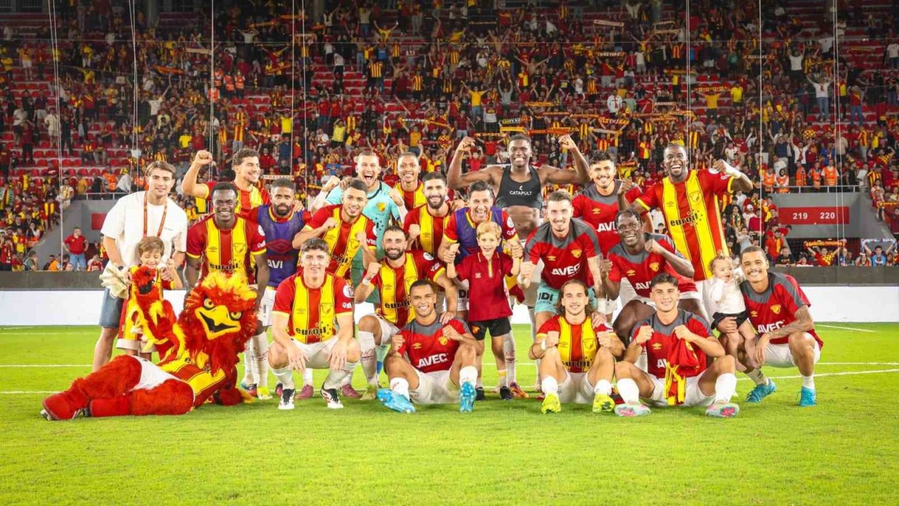 Göztepe, Savunmasıyla Dikkatleri Çekiyor