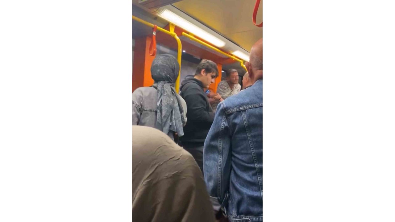 Metroda Yaka Paça Kavga Çıktı, Güvenlik Araya Zor Girdi