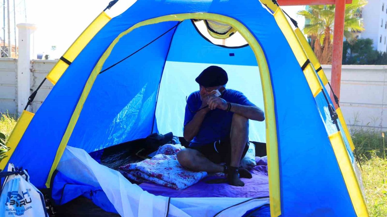 Kendisini Bıçaklayıp Uzaklaştırma Alan Eşini Bankta Yatarken Görüp Eve Aldı, Kendi Evsiz Kaldı