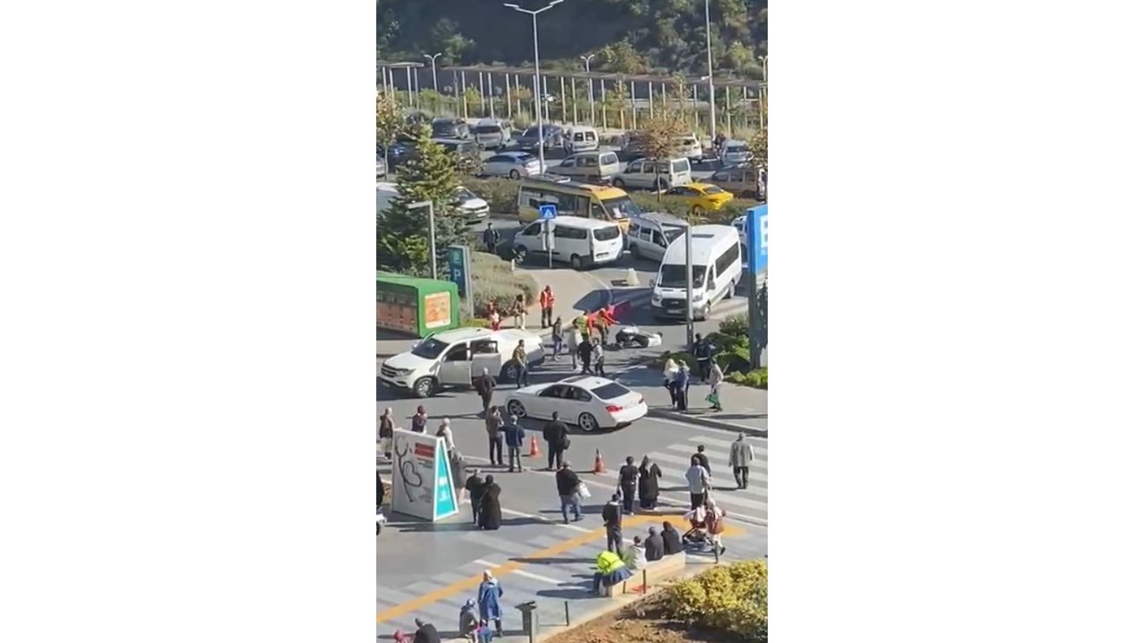 Hastane Girişinde Kavga: Taraflar Tekme Tokat Birbirine Girdi