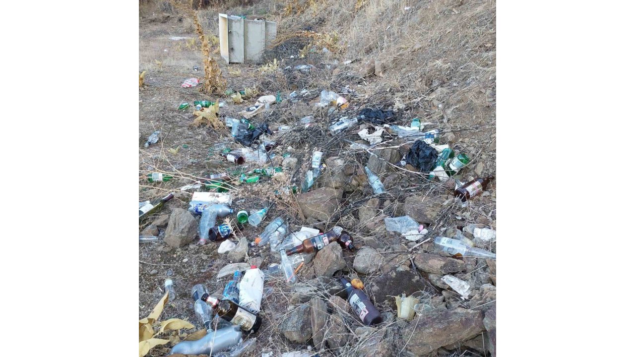 Sarıgöllü Çiftçilerden Zeytinliğe Atılan Alkol Şişelerine Tepki