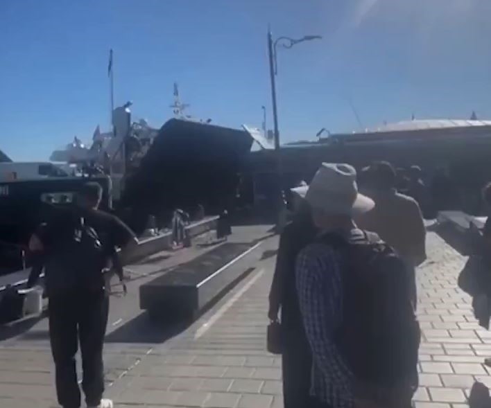 İstanbul’da Arabalı Vapur İskeleye Çarptı, Kaza Anı Kameraya Yansıdı