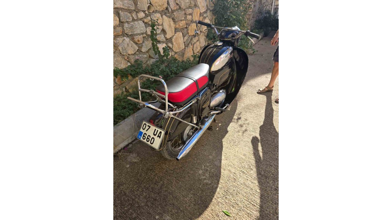 Gazipaşa’da Mıcırda Kayan Motosiklet Devrildi: 2 Yaralı