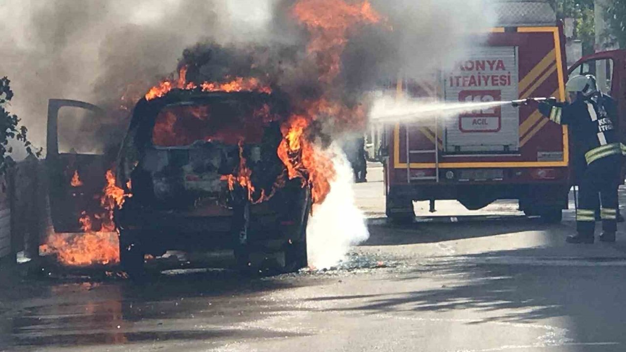 Park Halindeki Ticari Taksi Alev Topuna Dönerek Yandı
