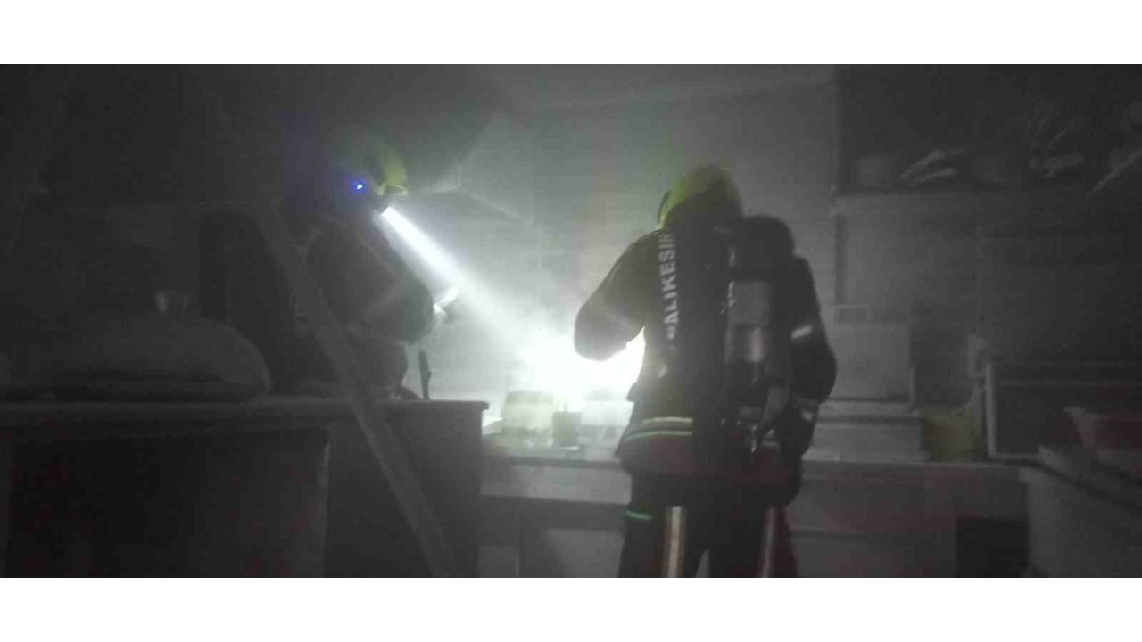 İşyerinin De Fritöz Yangınında Duman Paniği