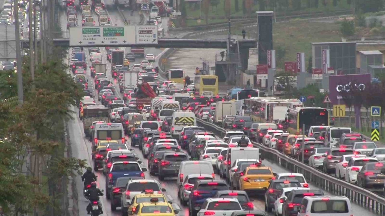Sağanak Yağış İstanbul Trafiğini Kilitledi