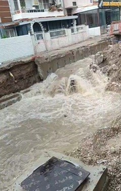 İzmir’de Sağanak Yağış Hayatı Olumsuz Etkiledi
