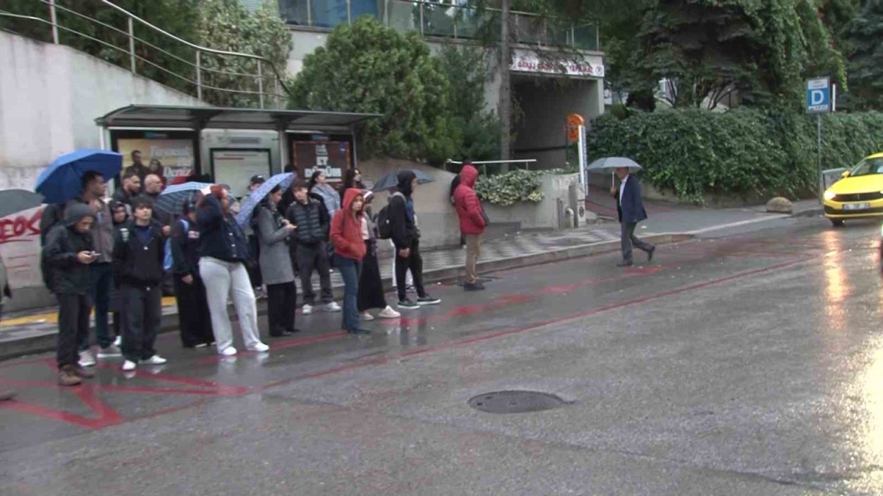 İstanbul Güne Yağmurla Başladı