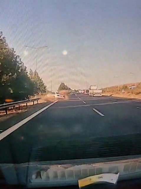 Kontrolden Çıkan Otomobilin Bariyerlere Çarpma Anı Görüntülendi