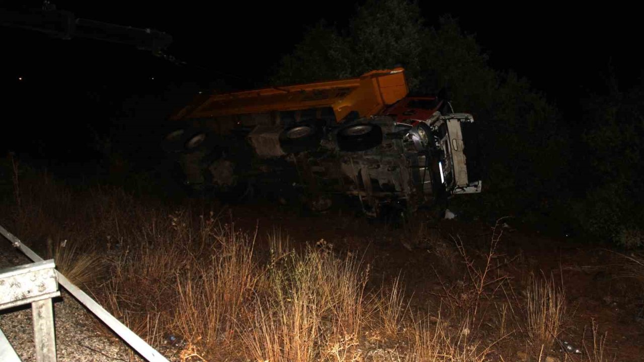 Kamyon Bariyerlere Çarpıp Şarampole Devrildi: 2 Ölü, 1 Yaralı