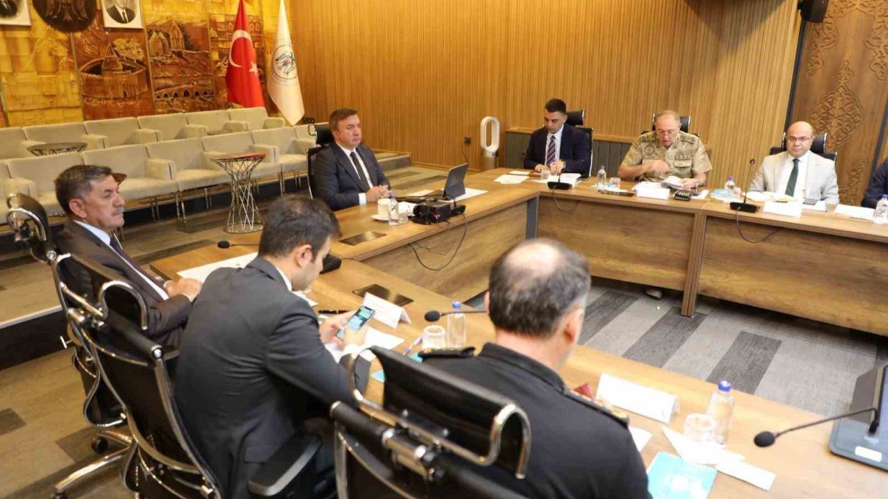 Bakan Yerlikaya Ve Uraloğlu, Valilerle Vks Üzerinden Toplantı Yaptı