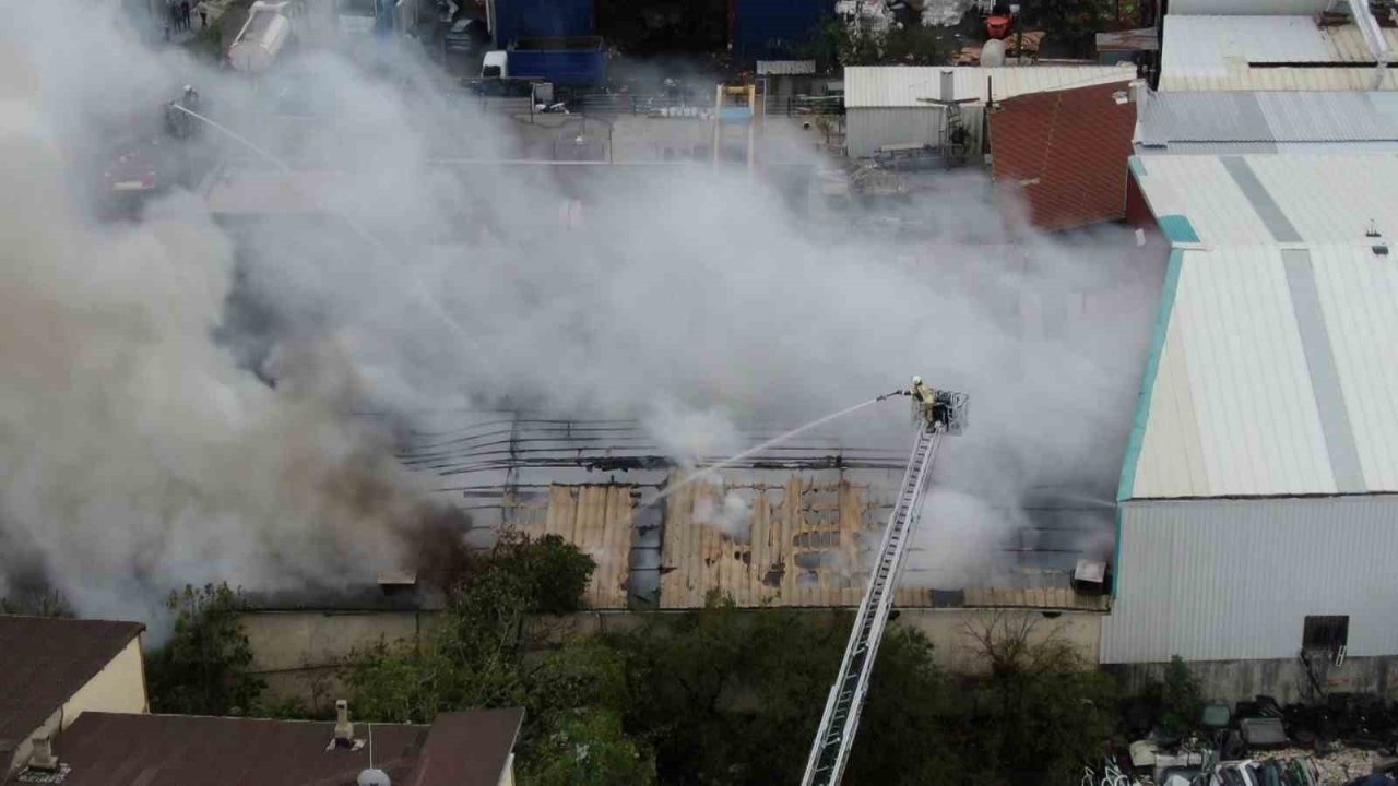 Ataşehir’de Fabrika Yangını: 4 İşçi Dumandan Etkilendi