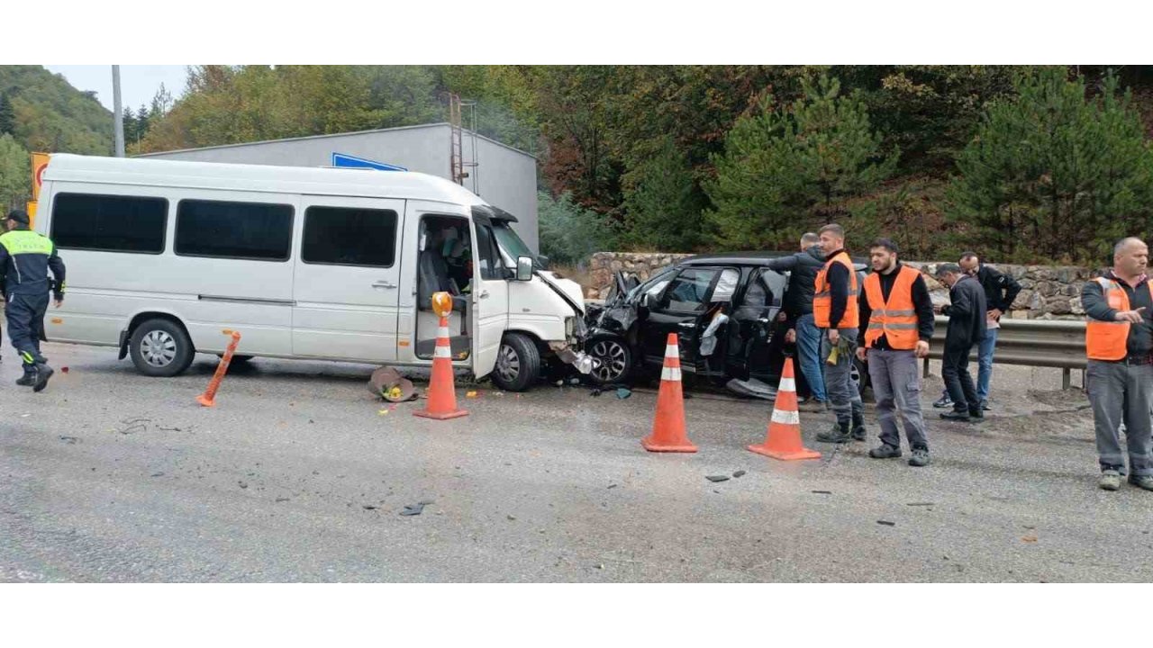 Karşı Şeride Geçen Minibüsle Otomobil Kafa Kafaya Çarpıştı: 1 Yaralı