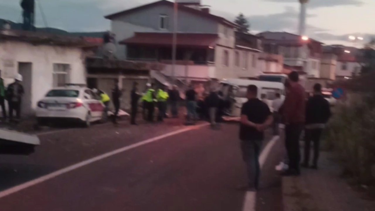 Ordu’da Çekici Kamyonet İle Minibüs Kafa Kafaya Çarpıştı: 3 Yaralı