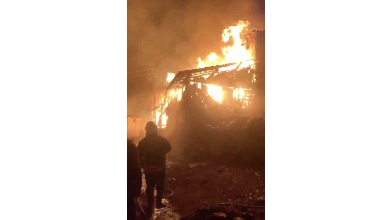 Alevlere Teslim Olan 3 Ev Küle Döndü