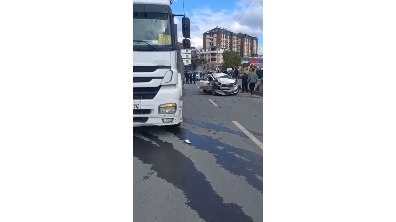 Arnavutköy’de Otomobil Tıra Arkadan Çarptı: 1 Ölü