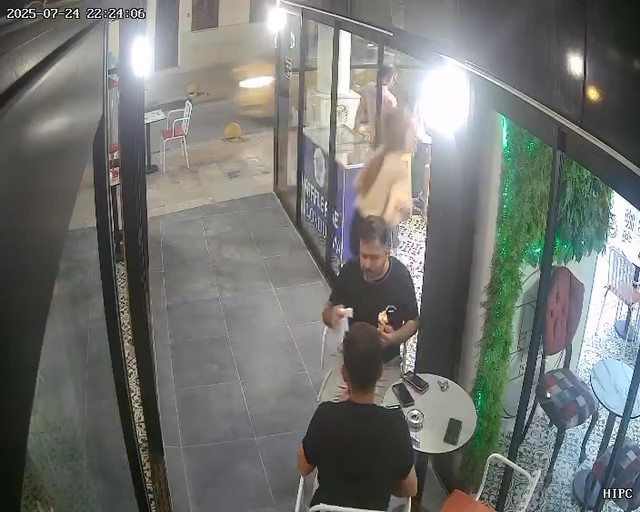 Dikkatsizliğiyle Cam Kapıya Çarpan Kadın Personelin Yere Savrulduğu Anlar Kamerada