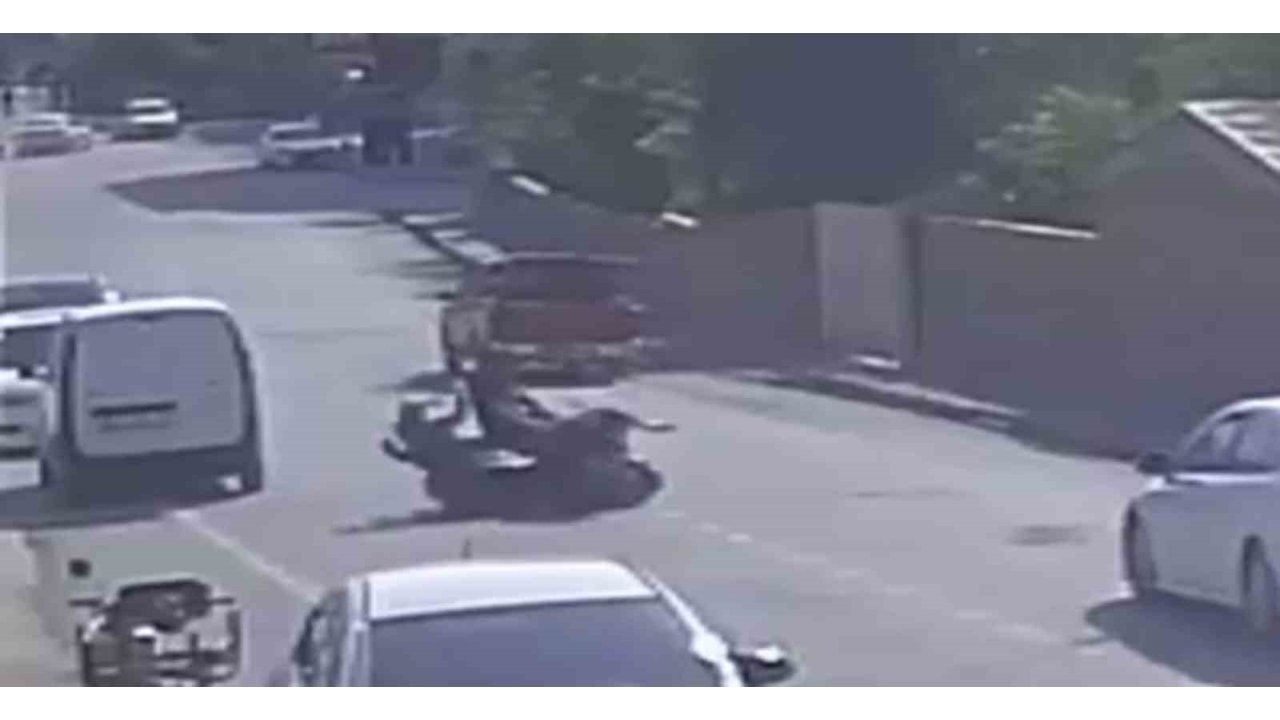 Motosikletlerin Kafa Kafaya Çarpıştığı Kazada 3 Kişinin Yere Savrulduğu Anlar Kameraya Yansıdı