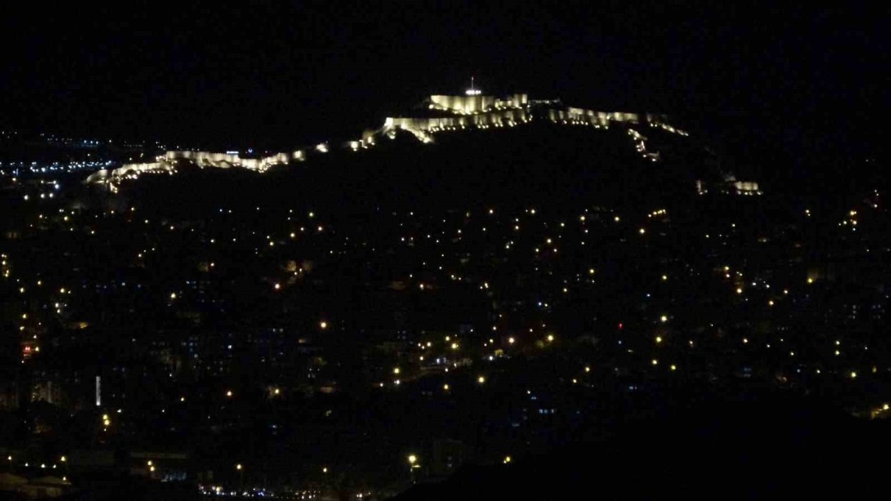 Van’da Büyüleyici Anlar: Güneşin Batışıyla Birlikte Şehir Merkezinde Yanan Işıklar, Ortaya Eşsiz Bir Manzara Çıkardı