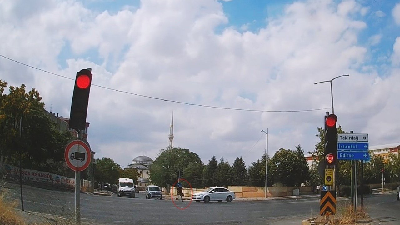 Yürekleri Ağza Getiren Kaza Kamerada: Yara Almadan Sağ Salim Kurtuldu