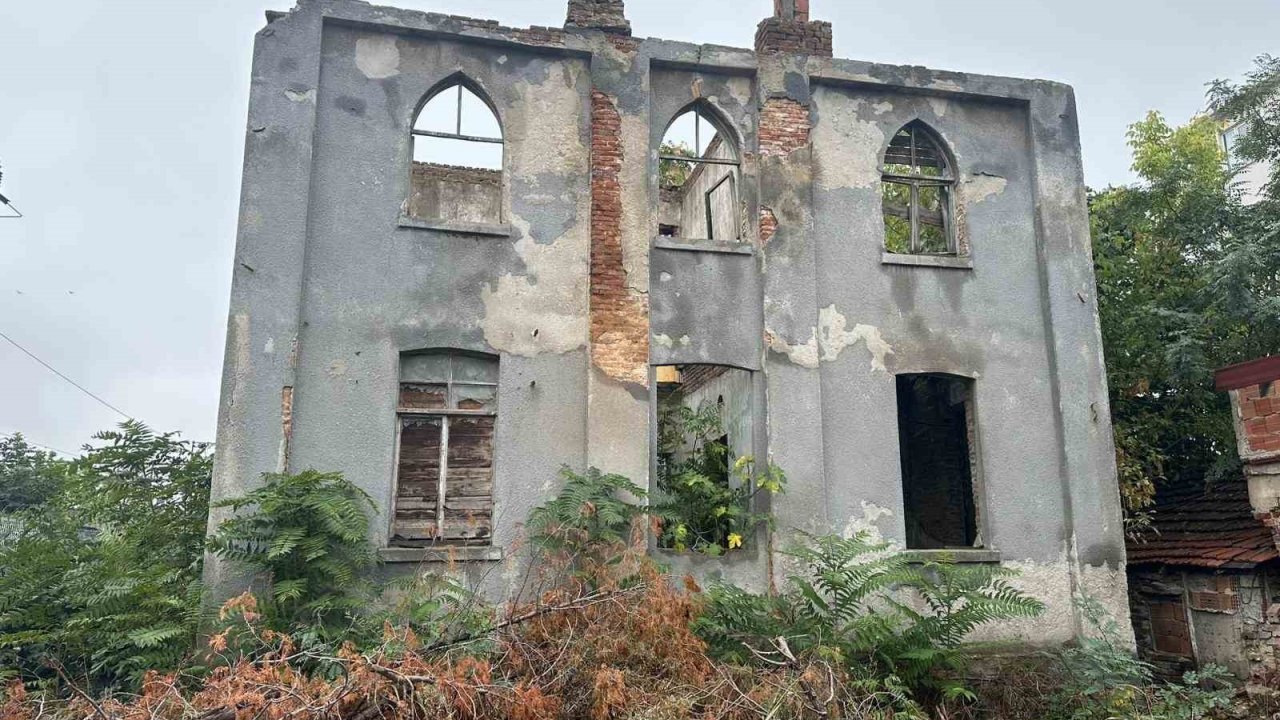 Sultan Iı. Abdülhamid Han’ın İnşa Ettirdiği Postane Binası Restore Edilmeyi Bekliyor