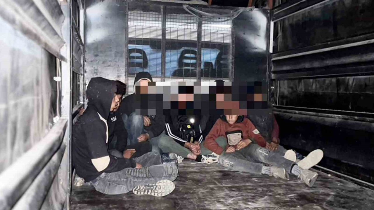 Kamyonet Kasasında Taşınan 8 Göçmen Yakalandı