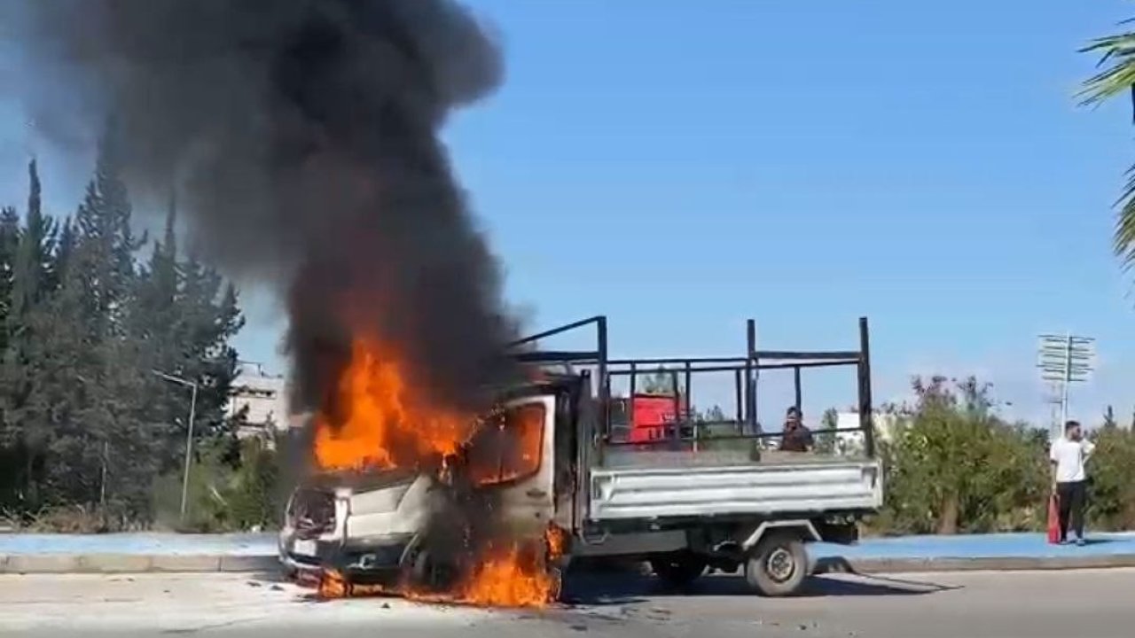 Adana’da Kamyonet Alev Alev Yandı