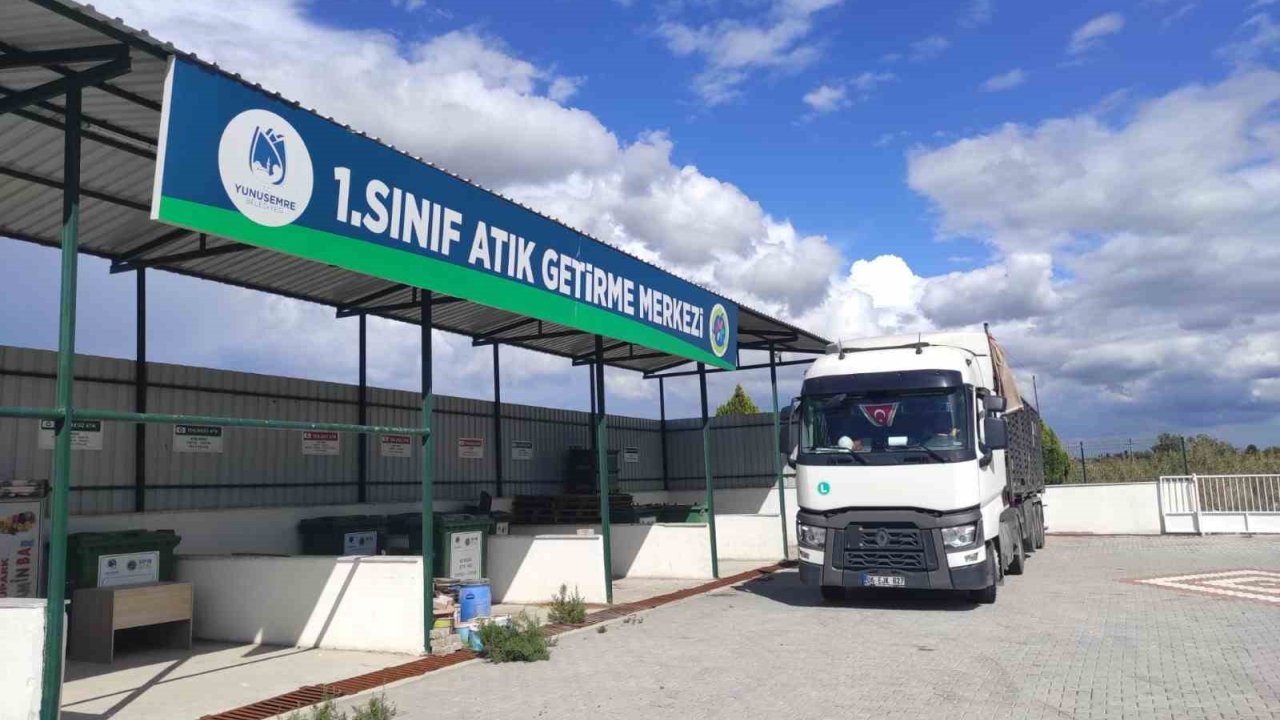 Yunusemre’de 3 Bin 200 Kilogram İlaç Toprağı Zehirlemeden İmha Edildi