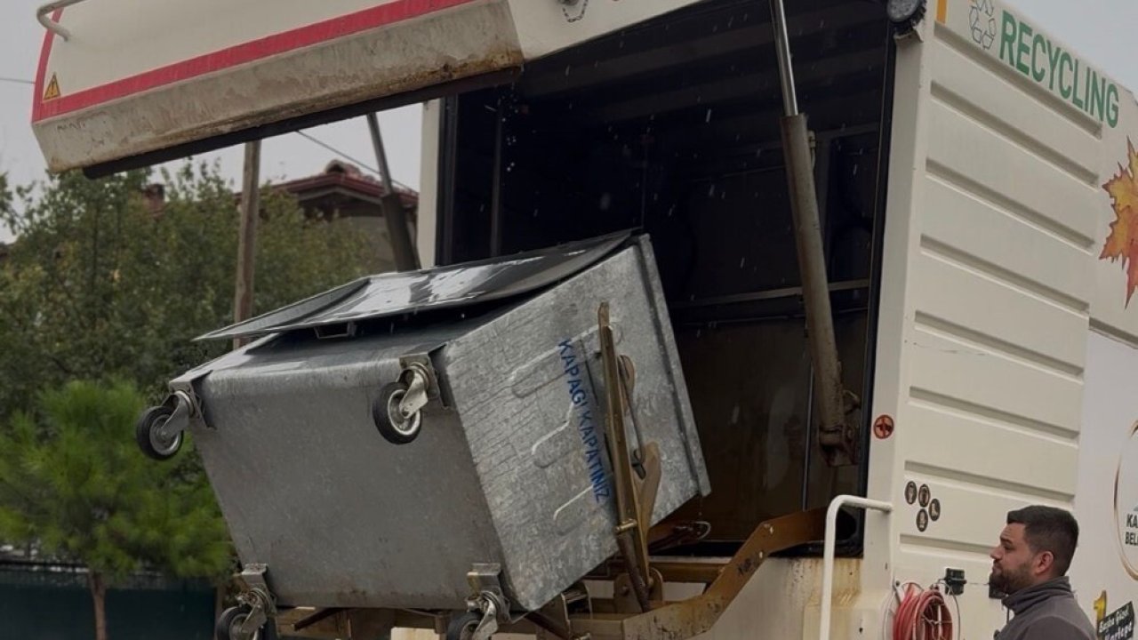 Kartepe’de Çöp Konteynerleri Özel Araçla Dezenfekte Ediliyor