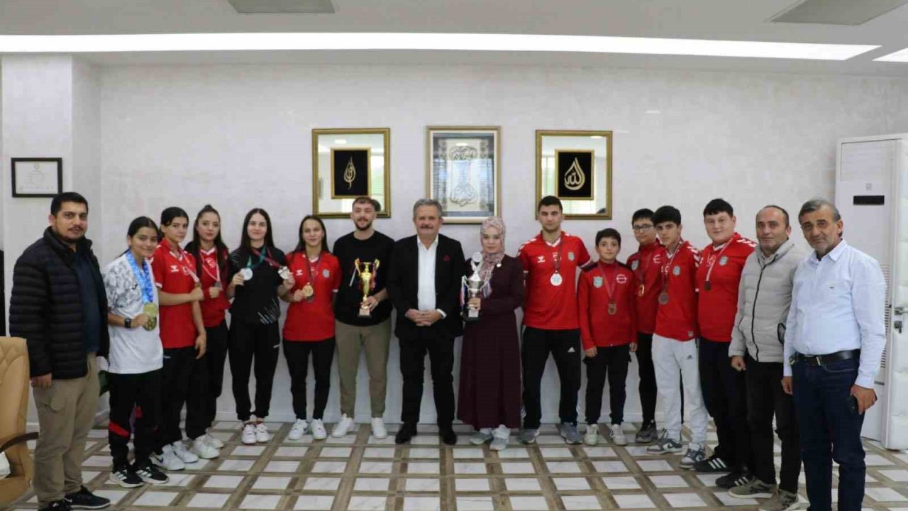 Başkan Koloğlu, Dünya Ve Avrupa Şampiyonu Haltercileri Ağırladı