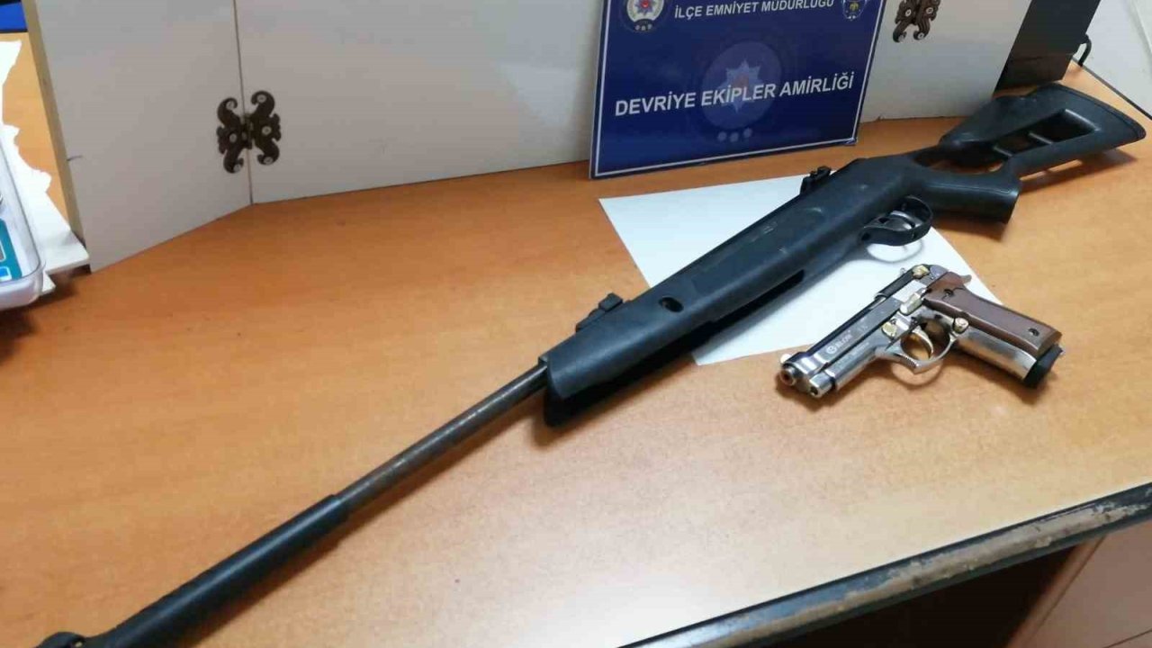 Keşan’da Polisin Durdurduğu Şüphelinin Üzerinden Havalı Tüfek Ve Kurusıkı Tabanca Çıktı