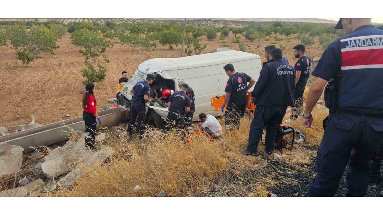 Gaziantep’te Kamyonet Şarampole Uçtu: 2 Ağır Yaralı