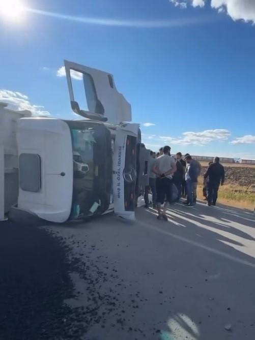 Muş’ta Asfalt Yüklü Kamyon Devrildi: 1 Yaralı
