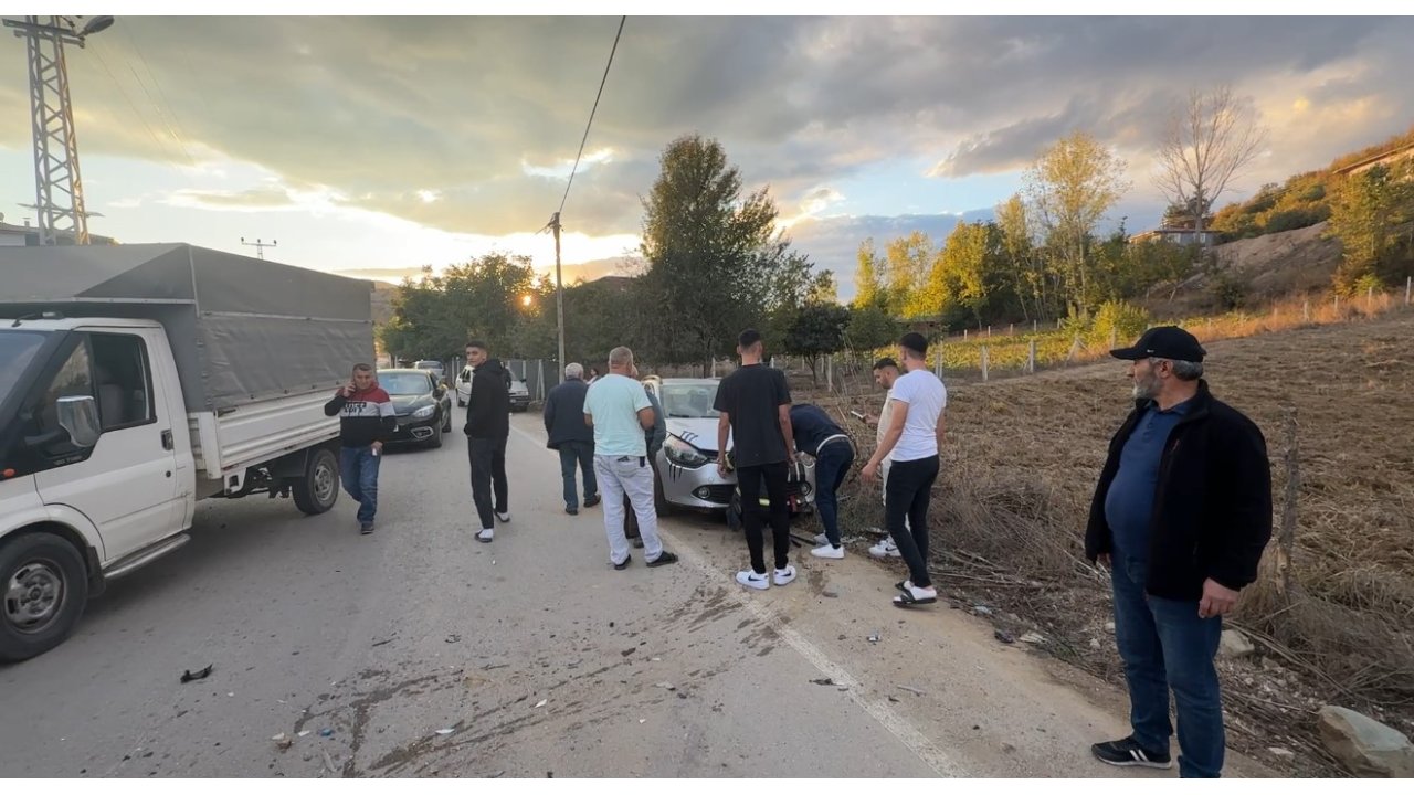 Erbaa’da Minibüs İle Otomobil Çarpıştı: 5 Yaralı