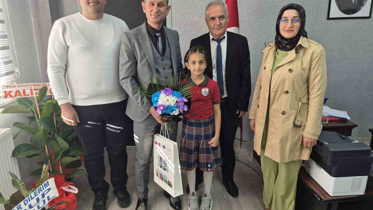 50 Metre Serbest Yüzmede Türkiye Rekoru Kıran Öğrenci Ödüllendirildi